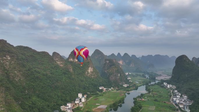 遇龙河上的热气球