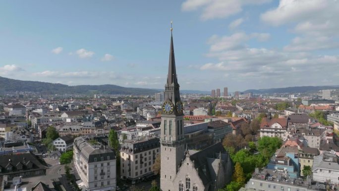 晴朗的日子苏黎世城市景观著名的教堂钟楼前外部鸟瞰全景4k瑞士