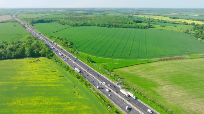 无人机拍摄的英格兰M1高速公路上的交通