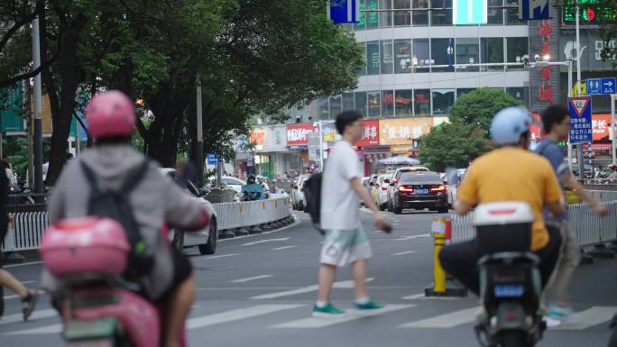 傍晚时闹市区的车水马龙