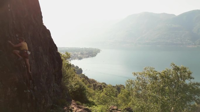 无人机拍摄，男子攀岩与令人惊叹的湖景