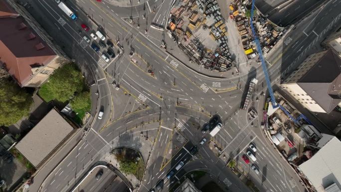 白天斯图加特市中心交通街道十字路口侧建筑空中俯视全景4k德国