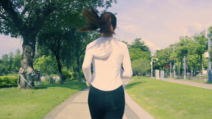 跑步的女孩美女城市公园绿道跑步