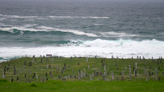 阴天沙滩上的墓地风浪巨浪礁石大海之滨