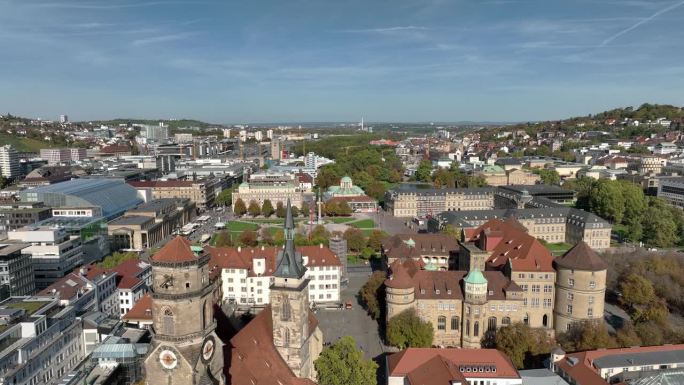 阳光明媚的一天飞行在斯图加特市著名的中心区航拍全景4k德国