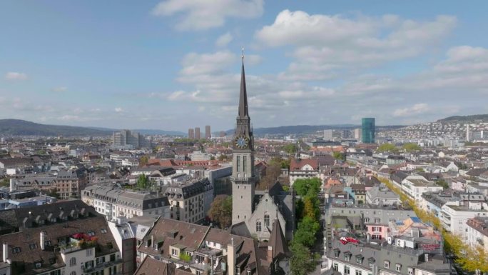 晴朗的一天苏黎世市中心著名的教堂钟楼前外部鸟瞰全景4k瑞士