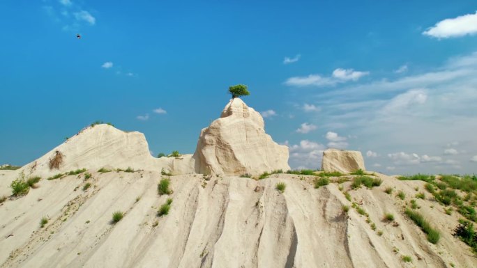 无人机拍摄的摩尔多瓦小瑞士位于Fetesti。以前是石灰岩采石场，地貌奇特。岩石上孤零零的树