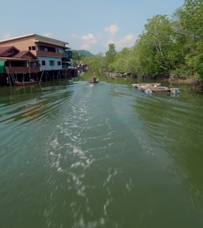垂直视频。亚洲传统的长尾渔村人浮舟