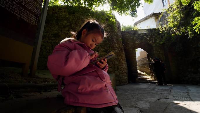 农村女孩女童孩子留守儿童女通玩手机