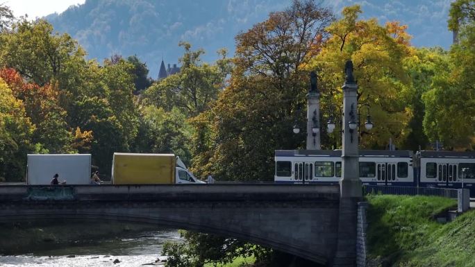 晴朗的秋日苏黎世市中心有轨电车交通运河大桥航拍全景4k瑞士