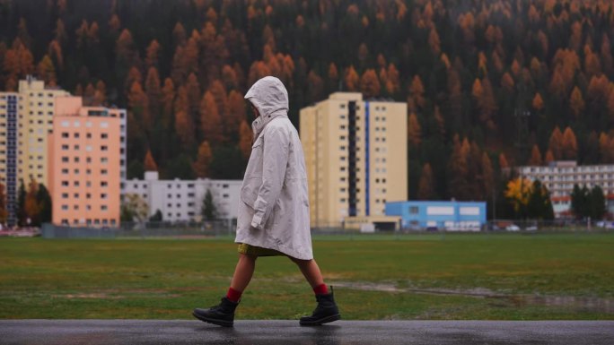 瑞士的秋天，女人们漫步在圣莫里茨
