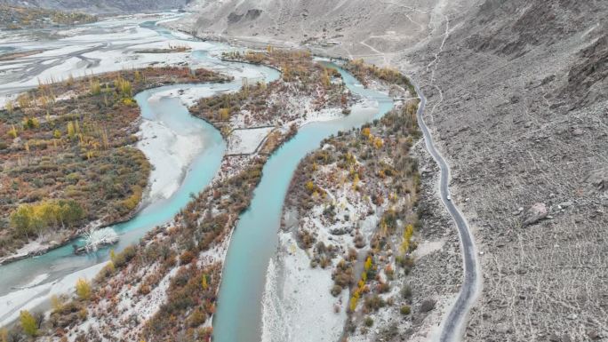 秋天的风景空中无人机观看吉尔吉特河在喀喇昆仑公路沿着喜马拉雅山脉喀喇昆仑山脉。巴基斯坦北部的Gupi