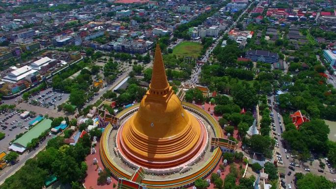 佛塔(Phra Pathom Chedi)是泰国那空府的大黄塔。