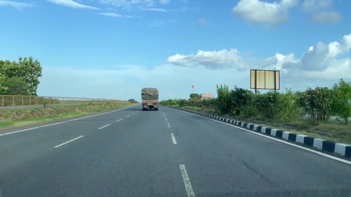 汽车前方拍摄印度国道公路