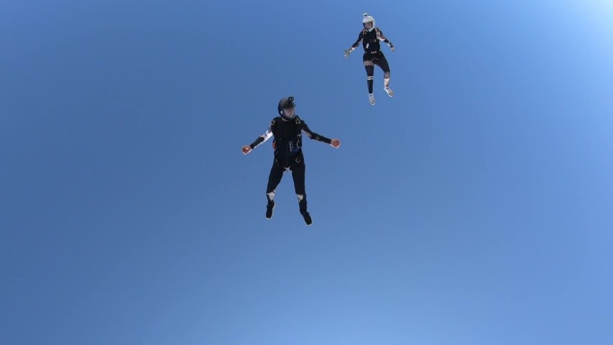一群跳伞者在晴天跳伞