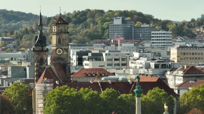 白天斯图加特市中心著名的钟楼城市景观航拍全景4k德国
