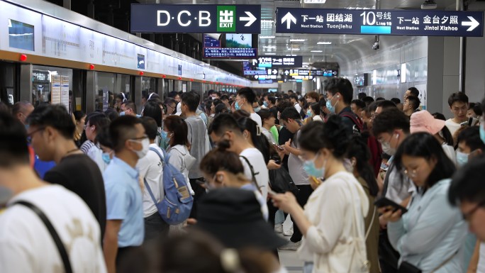 北京地铁早晚高峰挤地铁看手机