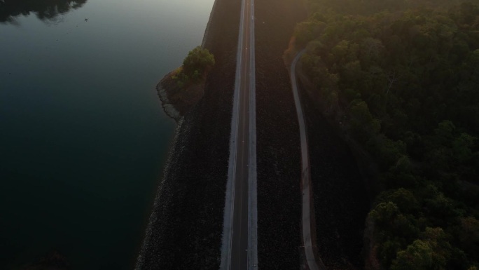 从空中拍摄的日出，对河上空旷的道路进行多重曝光