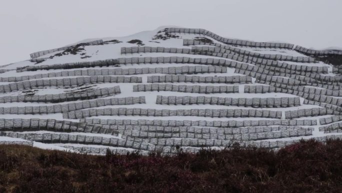 雪崩栅栏在炎热的阿尔卑斯山4k 30fps视频