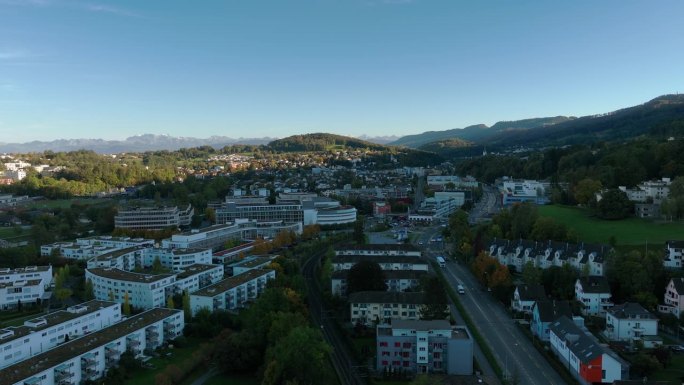 日落时间苏黎世莱姆巴赫阿德利斯威尔城市景观交通道路航拍全景4k瑞士