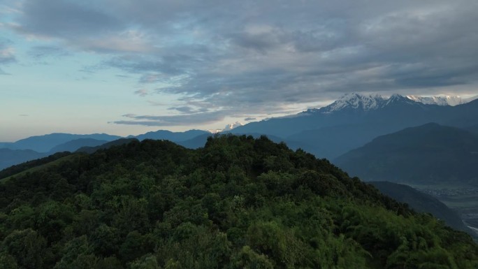 尼泊尔夏季日出时的大喜马拉雅鸟瞰图。史诗级无人机在喜马拉雅雪山中的飞行。