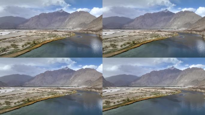 风景鸟瞰图无人机视图飞越小湖和沙丘Sarfaranga寒冷的沙漠，周围的雪帽山在斯卡都，巴基斯坦北部