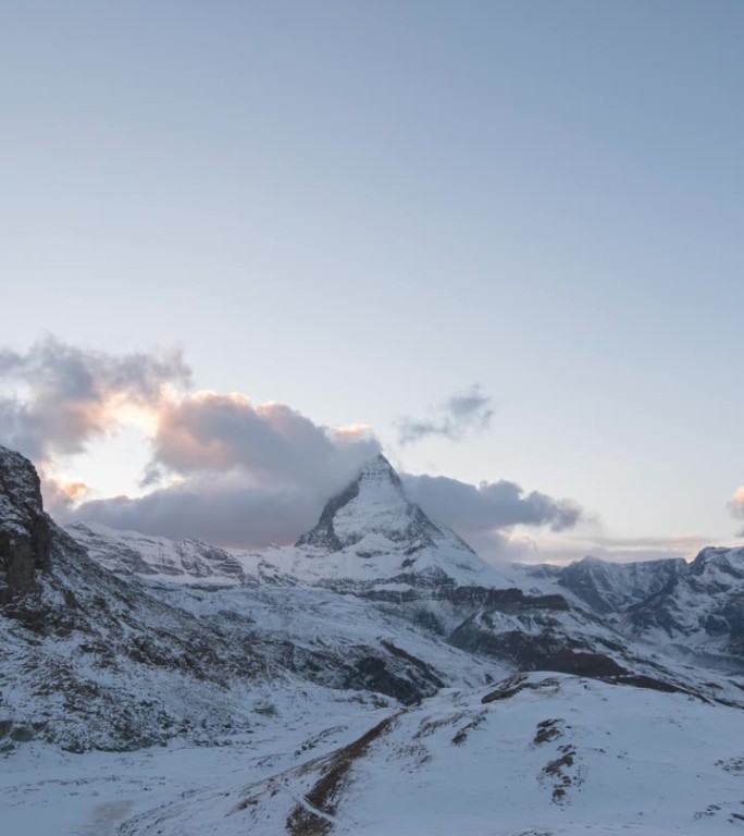 瑞士采尔马特，冬日阳光明媚的马特洪峰景观时缩图。