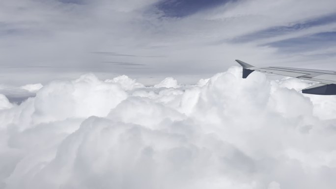 梦幻唯美般云层飞机穿越云海
