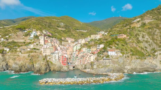 Riomaggiore色彩斑斓的悬崖边小镇五渔村，意大利早晨的时间流逝