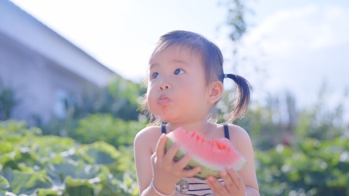 夏天小孩吃西瓜