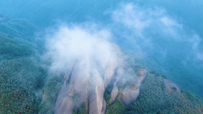 航拍山峰云雾