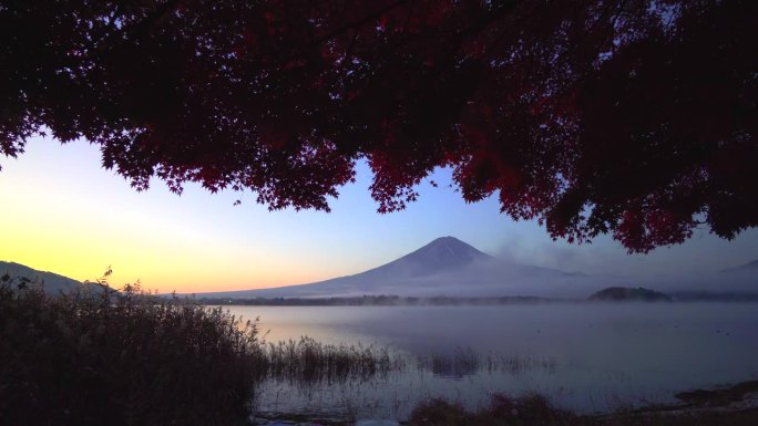 黎明宁静，富士山和宁静的川口湖与秋叶