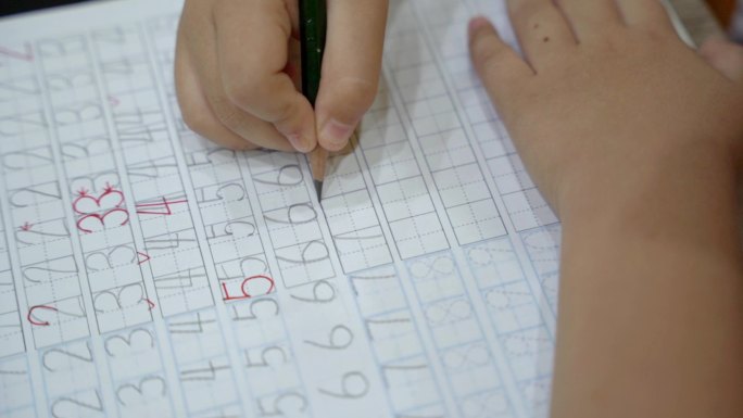 一年级新生小学生孩子写字手部特写