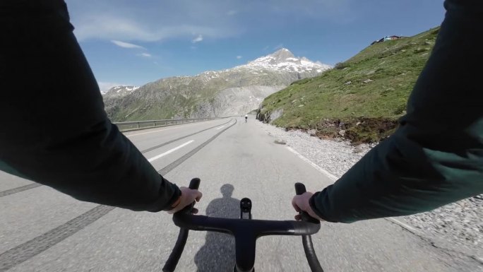 第一人称视角骑公路自行车比赛在瑞士山口
