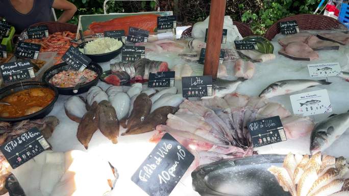 南法市集摊位上的各种鱼