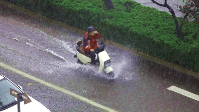 升格 暴雨 下雨天城市交通 雨天行人骑车