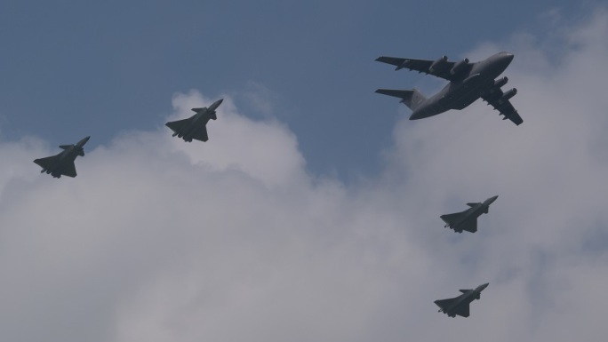 4K稳定：长春航展空军运油20歼20