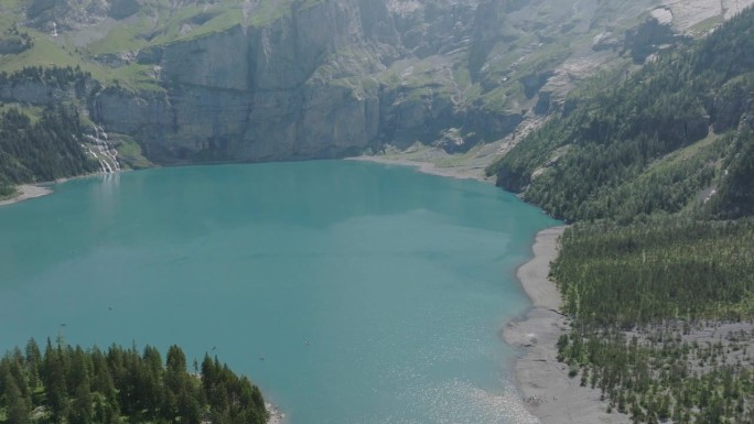 空中无人机拍摄的奥斯奇宁高山图，奥斯奇宁湖，群山之上