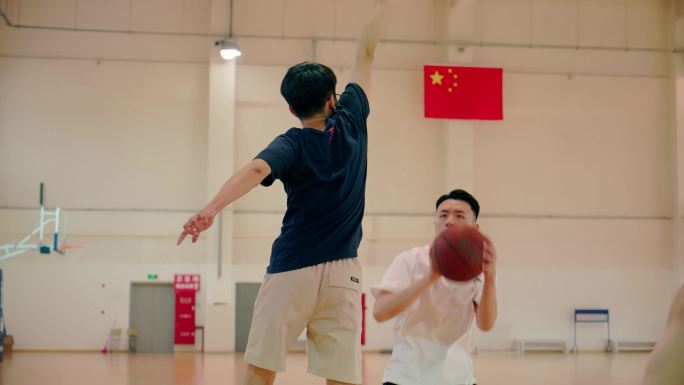 大学校园大学生年轻人篮球馆打篮球