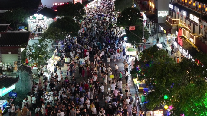 阳朔西街人头攒动的夜市