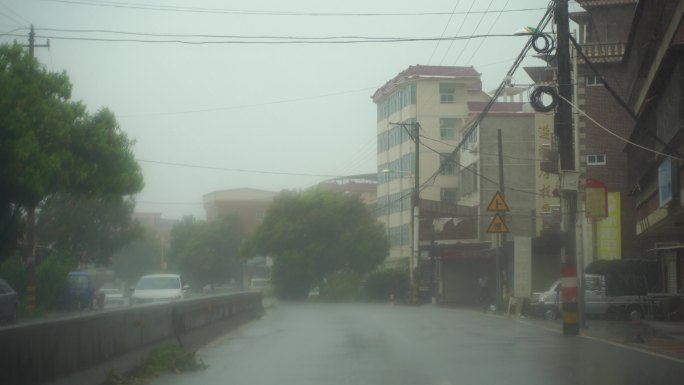 下雨天乡村公路行驶汽车记录仪驾驶第一视角