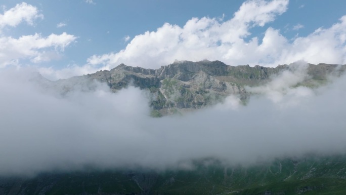 山顶下的云山顶高处视野