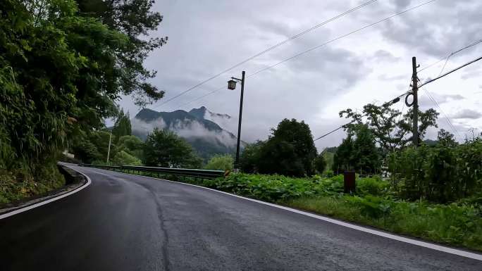 雨天行车 山路 路面湿滑 安全驾驶