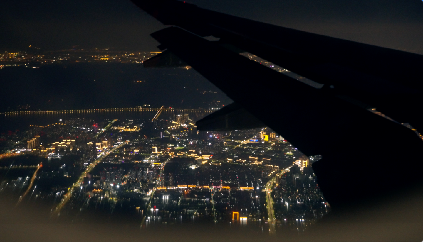 飞机窗外杭州夜景航拍杭州夜景萧山机场