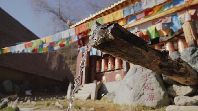 藏族转经筒经幡山泉水