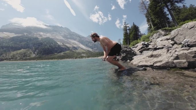 男子潜入高山湖泊，俯瞰高山