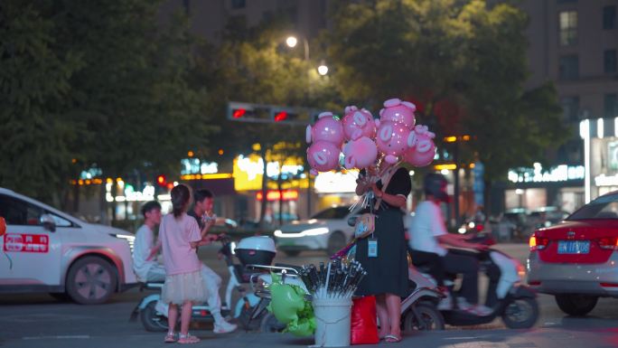 两边摆摊卖气球的母女