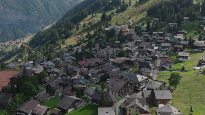 在Lauterbrunnen，悬崖和山脉之上的高山小镇Murren的空中无人机视图