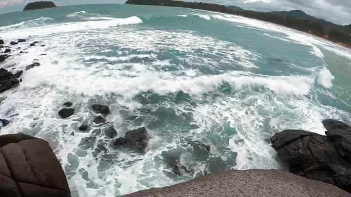 普吉岛海岸岩石海浪