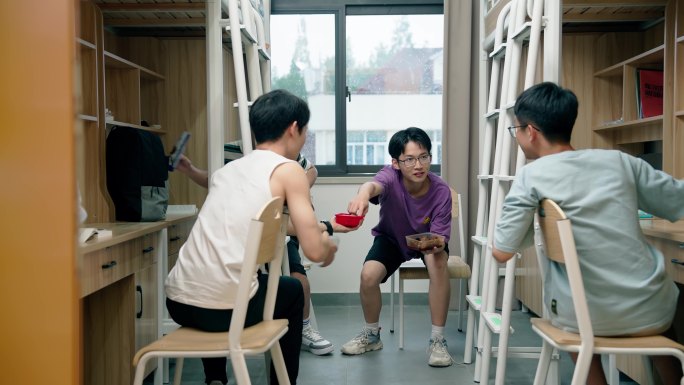 大学男生宿舍学生开心分享食物